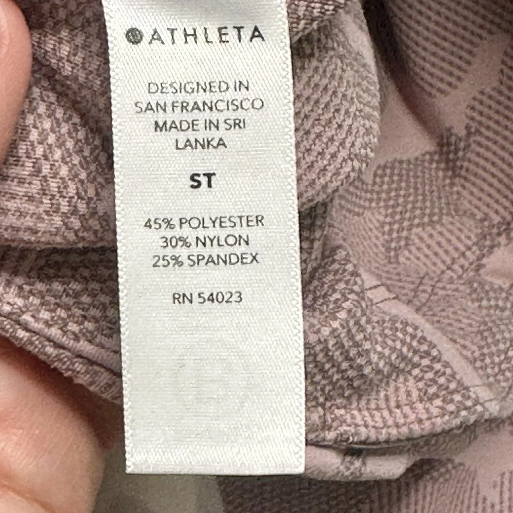 ATHLETA Womens Small TALL Pink Ultimate Stash Pocket Texture Camo Capri Leggings